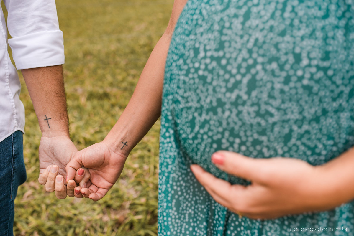 Lindo ensaio de gestante e grávida por fotógrafos de casamento em vila velha espirito santo es fotógrafos de casamento em vitória fotógrafos de casamento em serra com por do sol praia e fotos em família praia de itapoã e barcos de pescador