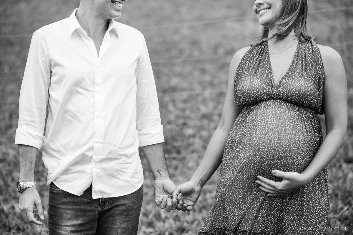 Lindo ensaio de gestante e grávida por fotógrafos de casamento em vila velha espirito santo es fotógrafos de casamento em vitória fotógrafos de casamento em serra com por do sol praia e fotos em família praia de itapoã e barcos de pescador