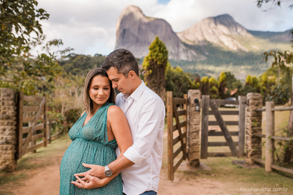 Lindo ensaio de gestante e grávida por fotógrafos de casamento em vila velha espirito santo es fotógrafos de casamento em vitória fotógrafos de casamento em serra com por do sol praia e fotos em família praia de itapoã e barcos de pescador