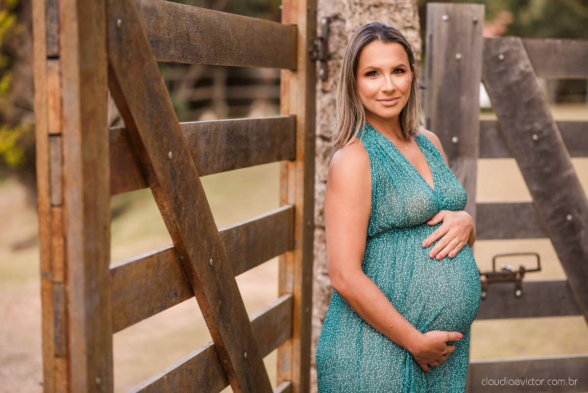 Lindo ensaio de gestante e grávida por fotógrafos de casamento em vila velha espirito santo es fotógrafos de casamento em vitória fotógrafos de casamento em serra com por do sol praia e fotos em família praia de itapoã e barcos de pescador