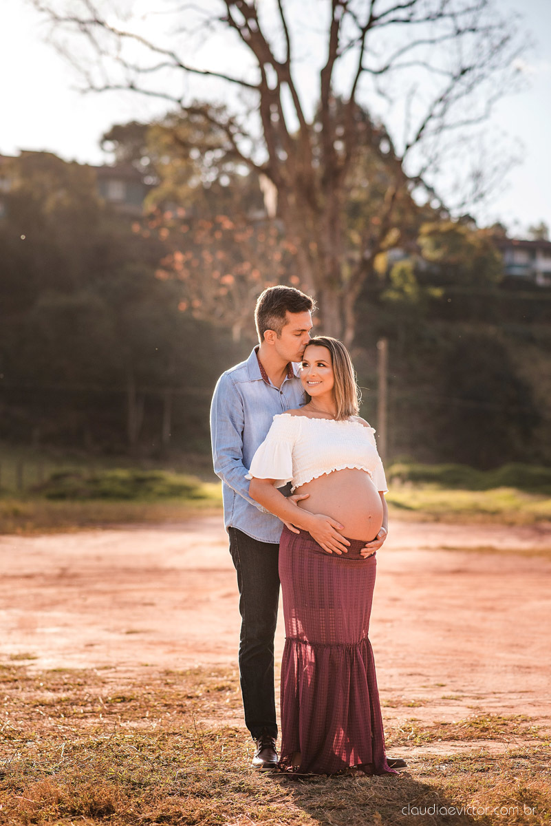 Lindo ensaio de gestante e grávida por fotógrafos de casamento em vila velha espirito santo es fotógrafos de casamento em vitória fotógrafos de casamento em serra com por do sol praia e fotos em família praia de itapoã e barcos de pescador