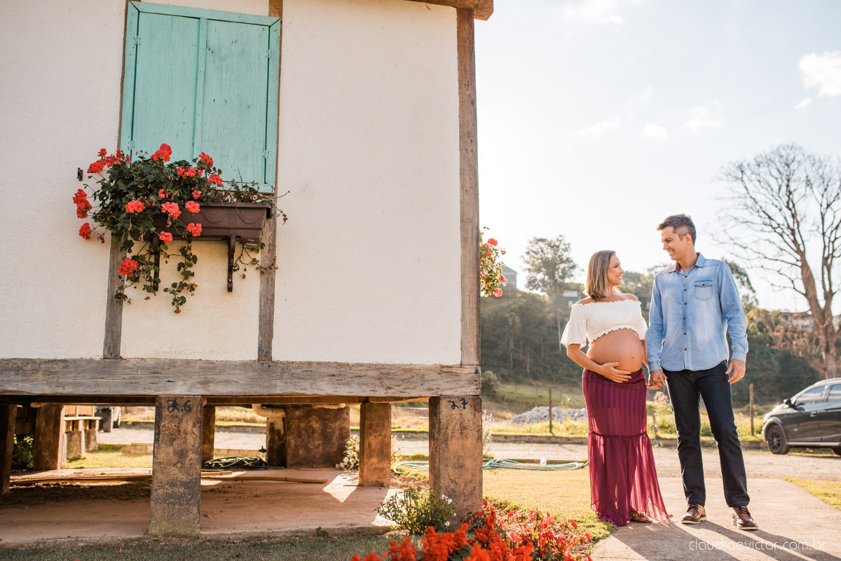 Lindo ensaio de gestante e grávida por fotógrafos de casamento em vila velha espirito santo es fotógrafos de casamento em vitória fotógrafos de casamento em serra com por do sol praia e fotos em família praia de itapoã e barcos de pescador