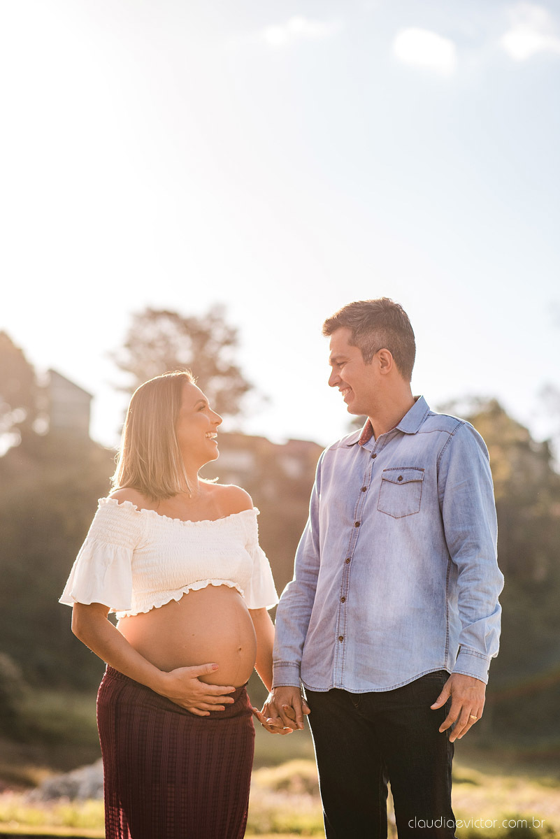 Lindo ensaio de gestante e grávida por fotógrafos de casamento em vila velha espirito santo es fotógrafos de casamento em vitória fotógrafos de casamento em serra com por do sol praia e fotos em família praia de itapoã e barcos de pescador