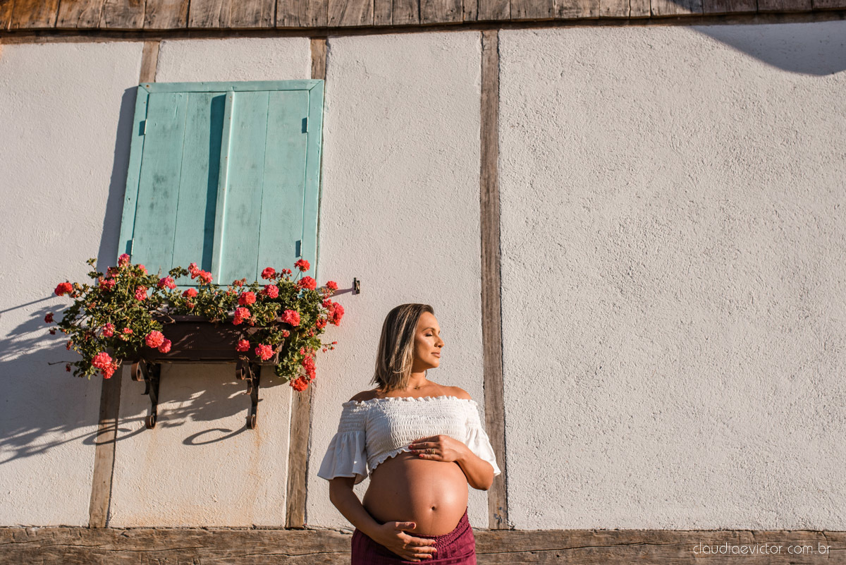 Lindo ensaio de gestante e grávida por fotógrafos de casamento em vila velha espirito santo es fotógrafos de casamento em vitória fotógrafos de casamento em serra com por do sol praia e fotos em família praia de itapoã e barcos de pescador