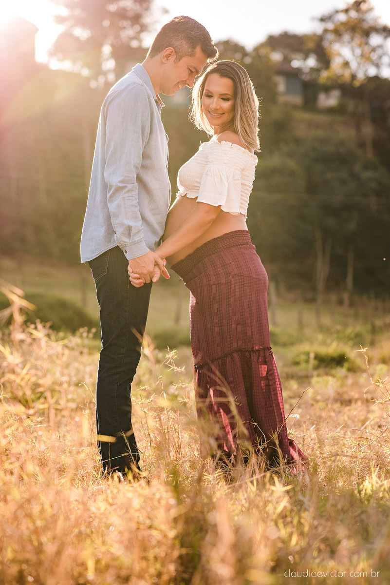 Lindo ensaio de gestante e grávida por fotógrafos de casamento em vila velha espirito santo es fotógrafos de casamento em vitória fotógrafos de casamento em serra com por do sol praia e fotos em família praia de itapoã e barcos de pescador
