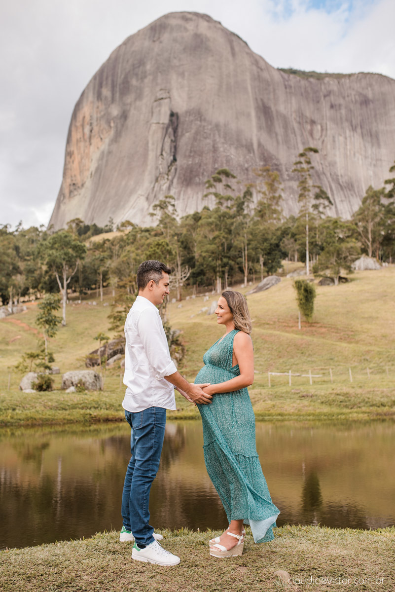 Lindo ensaio de gestante e grávida por fotógrafos de casamento em vila velha espirito santo es fotógrafos de casamento em vitória fotógrafos de casamento em serra com por do sol praia e fotos em família praia de itapoã e barcos de pescador
