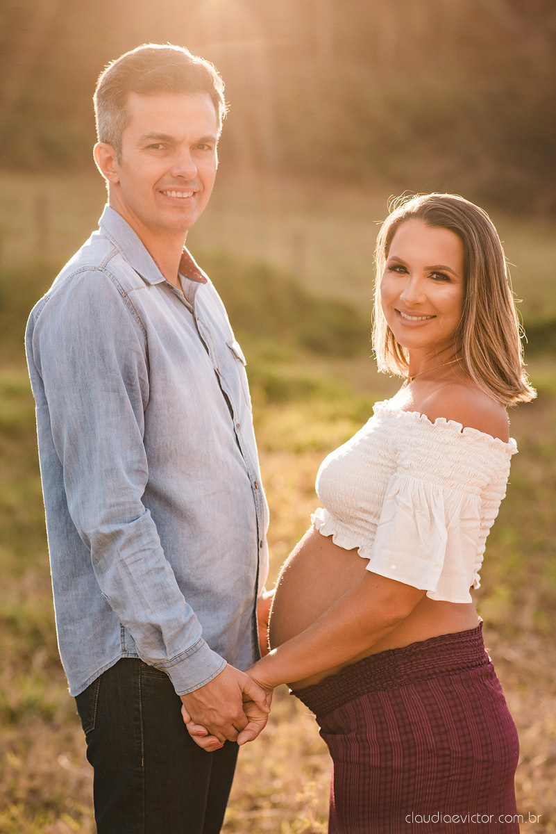 Lindo ensaio de gestante e grávida por fotógrafos de casamento em vila velha espirito santo es fotógrafos de casamento em vitória fotógrafos de casamento em serra com por do sol praia e fotos em família praia de itapoã e barcos de pescador