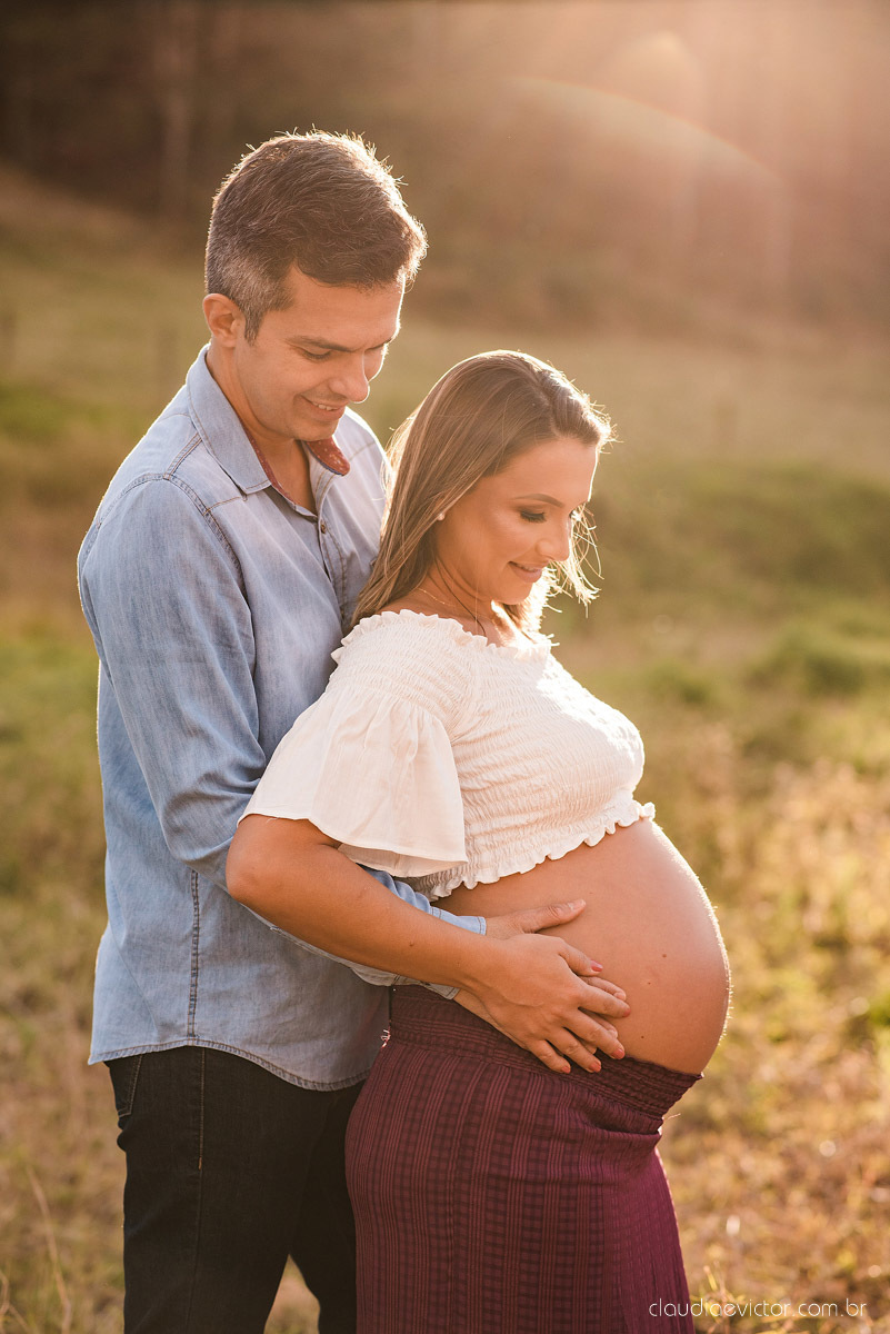 Lindo ensaio de gestante e grávida por fotógrafos de casamento em vila velha espirito santo es fotógrafos de casamento em vitória fotógrafos de casamento em serra com por do sol praia e fotos em família praia de itapoã e barcos de pescador