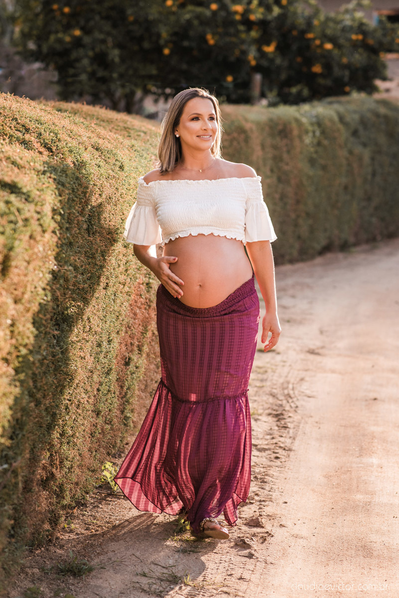 Lindo ensaio de gestante e grávida por fotógrafos de casamento em vila velha espirito santo es fotógrafos de casamento em vitória fotógrafos de casamento em serra com por do sol praia e fotos em família praia de itapoã e barcos de pescador