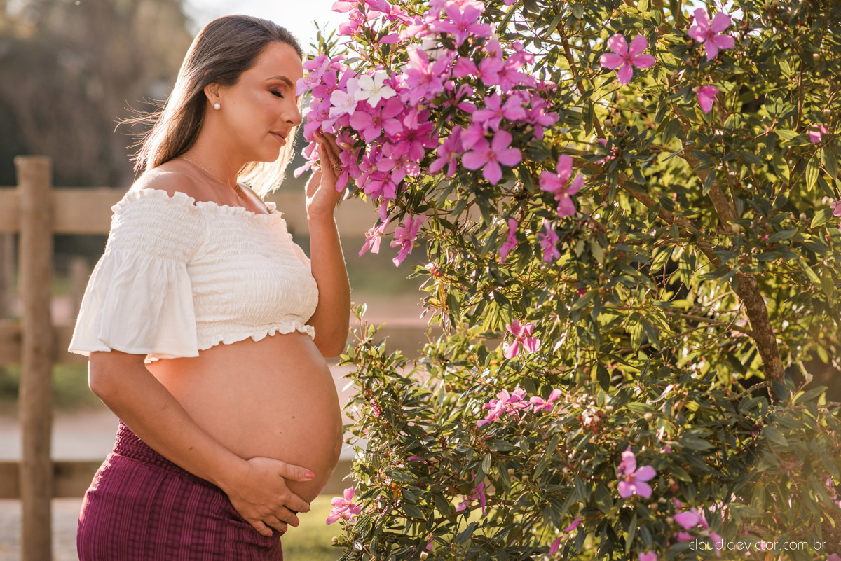 Lindo ensaio de gestante e grávida por fotógrafos de casamento em vila velha espirito santo es fotógrafos de casamento em vitória fotógrafos de casamento em serra com por do sol praia e fotos em família praia de itapoã e barcos de pescador
