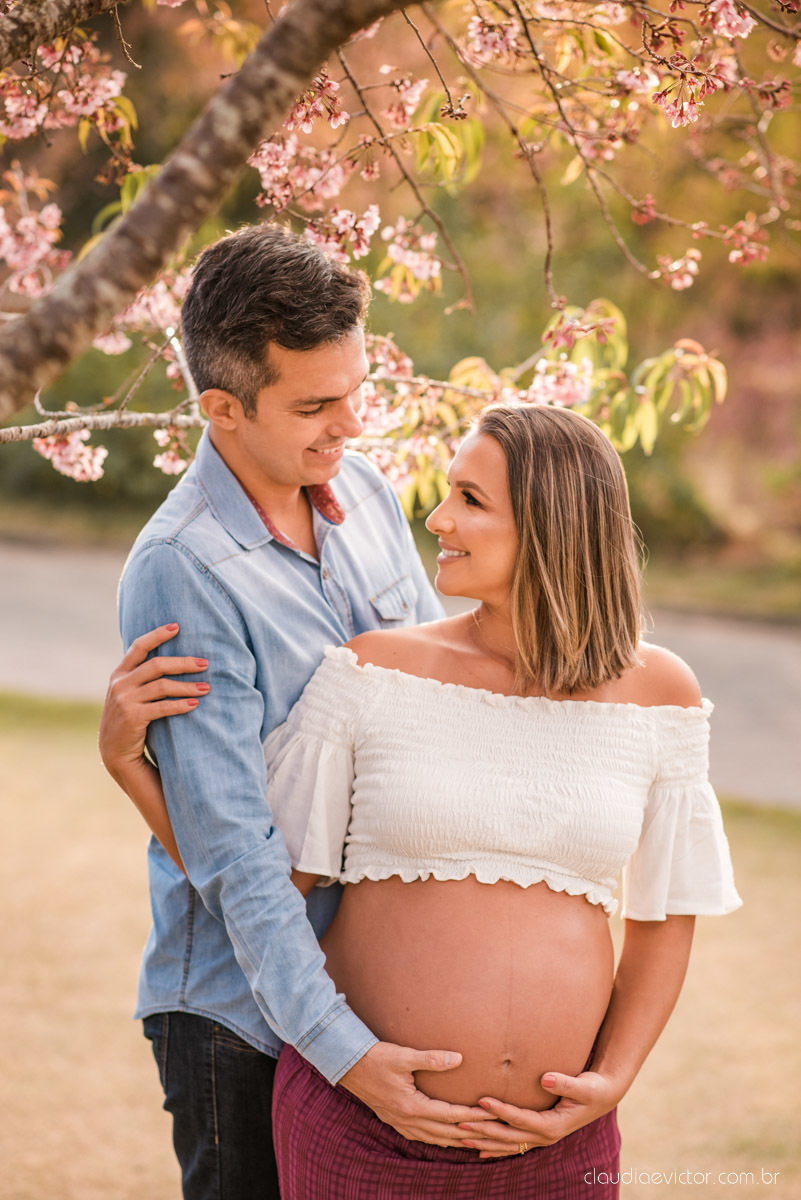 Lindo ensaio de gestante e grávida por fotógrafos de casamento em vila velha espirito santo es fotógrafos de casamento em vitória fotógrafos de casamento em serra com por do sol praia e fotos em família praia de itapoã e barcos de pescador