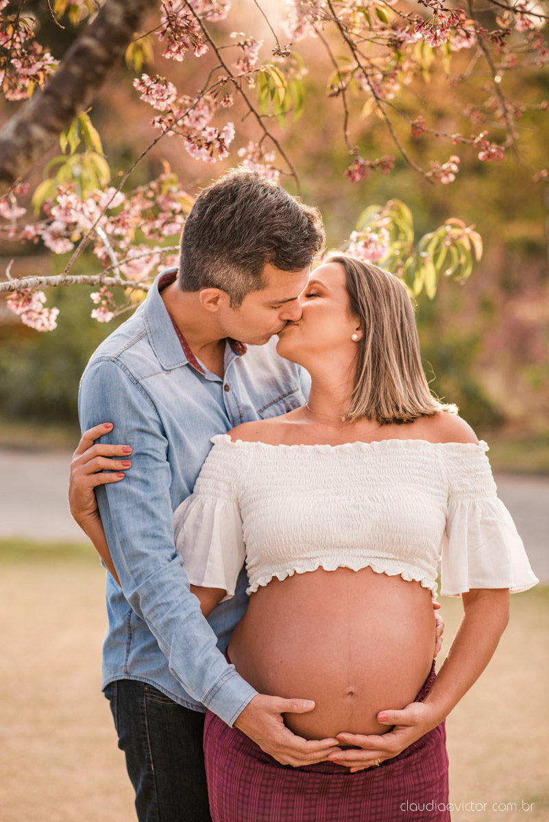 Lindo ensaio de gestante e grávida por fotógrafos de casamento em vila velha espirito santo es fotógrafos de casamento em vitória fotógrafos de casamento em serra com por do sol praia e fotos em família praia de itapoã e barcos de pescador