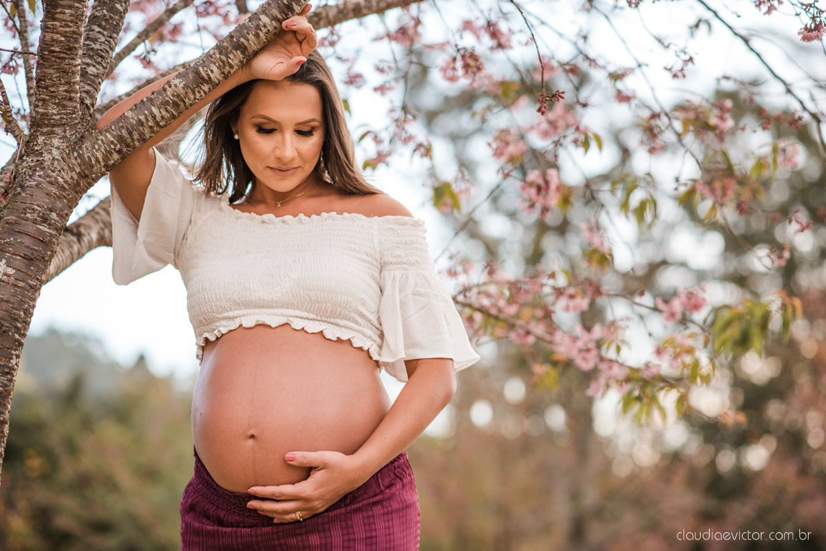 Lindo ensaio de gestante e grávida por fotógrafos de casamento em vila velha espirito santo es fotógrafos de casamento em vitória fotógrafos de casamento em serra com por do sol praia e fotos em família praia de itapoã e barcos de pescador