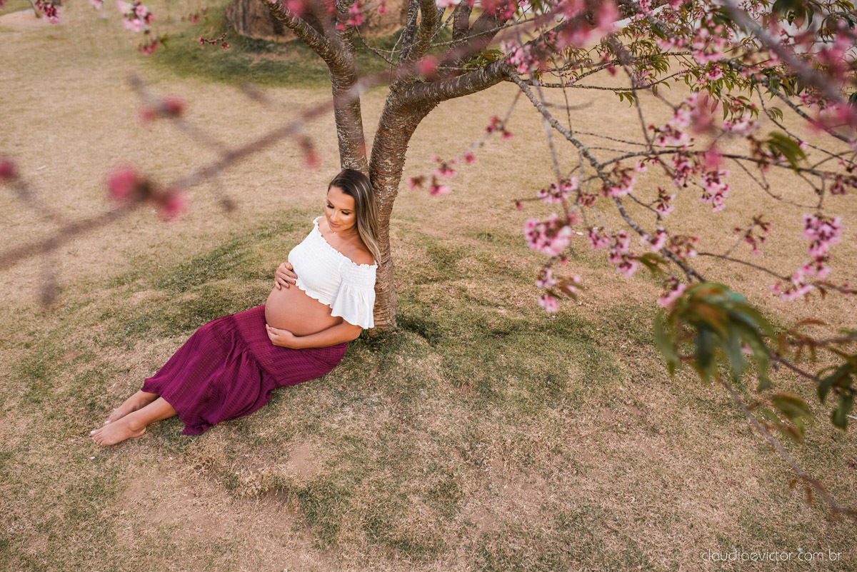 Lindo ensaio de gestante e grávida por fotógrafos de casamento em vila velha espirito santo es fotógrafos de casamento em vitória fotógrafos de casamento em serra com por do sol praia e fotos em família praia de itapoã e barcos de pescador