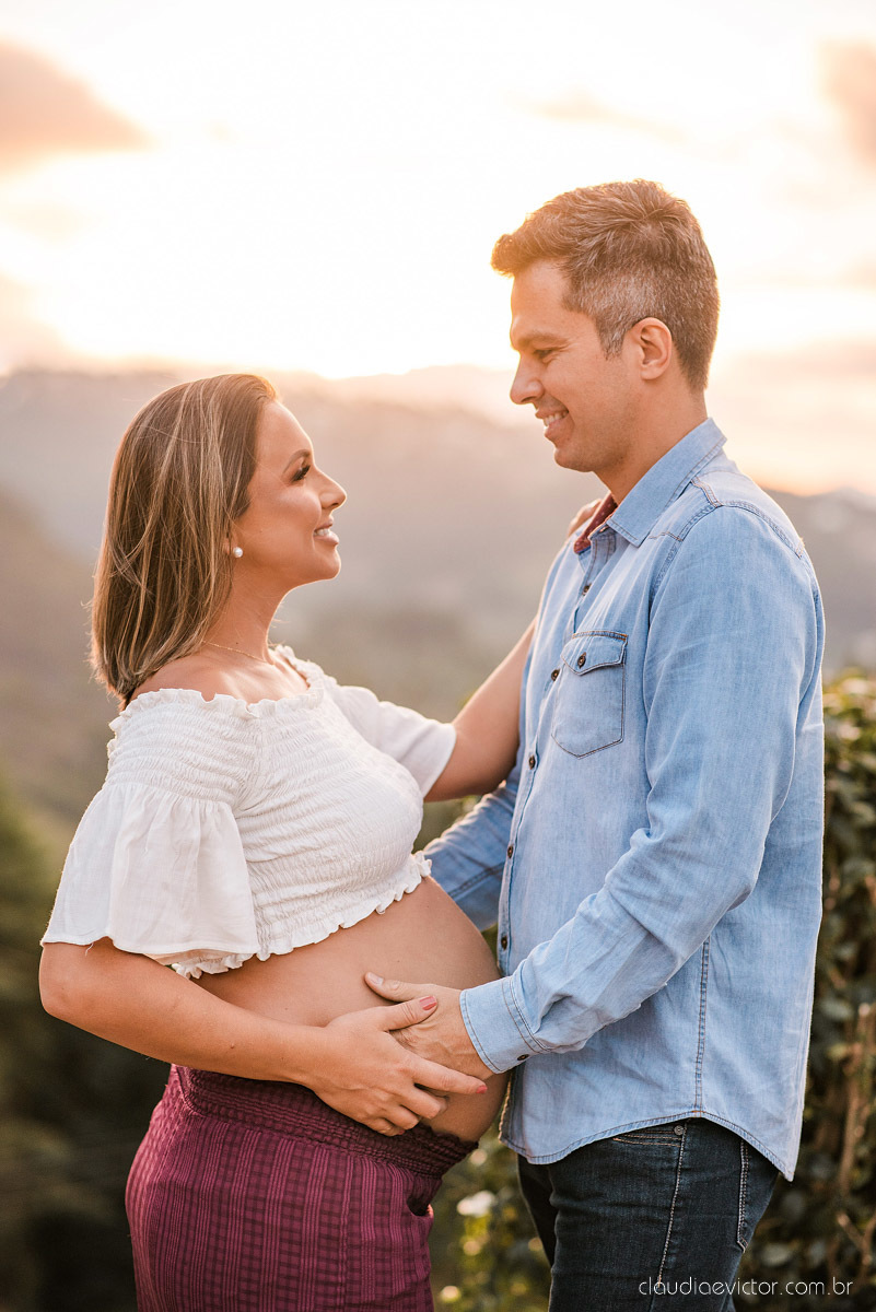 Lindo ensaio de gestante e grávida por fotógrafos de casamento em vila velha espirito santo es fotógrafos de casamento em vitória fotógrafos de casamento em serra com por do sol praia e fotos em família praia de itapoã e barcos de pescador