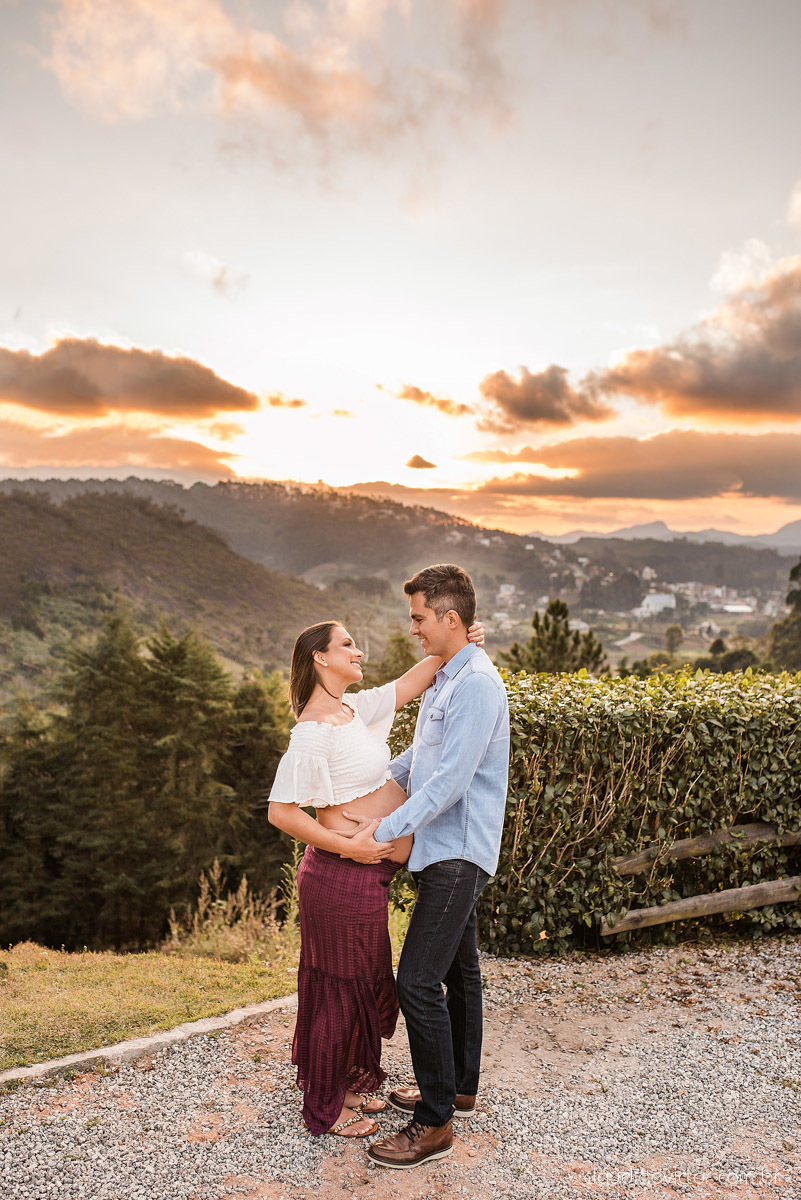 Lindo ensaio de gestante e grávida por fotógrafos de casamento em vila velha espirito santo es fotógrafos de casamento em vitória fotógrafos de casamento em serra com por do sol praia e fotos em família praia de itapoã e barcos de pescador