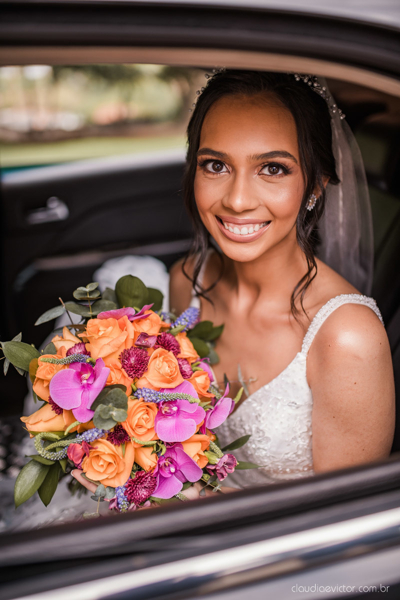 Casamento drive in realizado no Restaurante Ninho da Roxinha Nova Almeida fotógrafos de casamento em vila velha fotógrafos de casamento em vitória fotógrafos de casamento do espirito santo es com noivo noiva mini wedding na pandemia buquê vestido de noiva