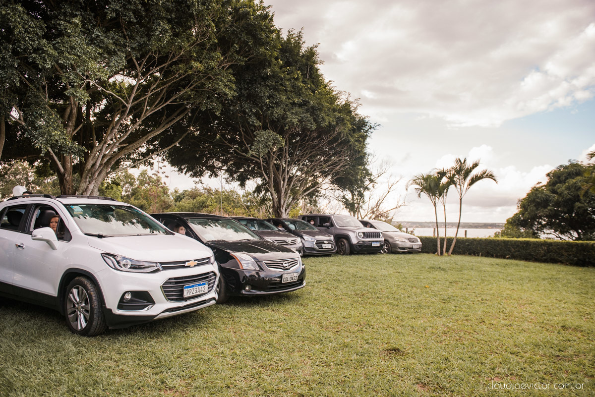 Casamento drive in realizado no Restaurante Ninho da Roxinha Nova Almeida fotógrafos de casamento em vila velha fotógrafos de casamento em vitória fotógrafos de casamento do espirito santo es com noivo noiva mini wedding na pandemia buquê vestido de noiva