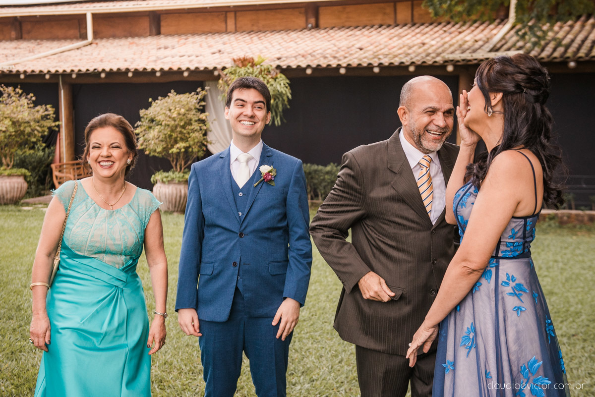 Casamento drive in realizado no Restaurante Ninho da Roxinha Nova Almeida fotógrafos de casamento em vila velha fotógrafos de casamento em vitória fotógrafos de casamento do espirito santo es com noivo noiva mini wedding na pandemia buquê vestido de noiva