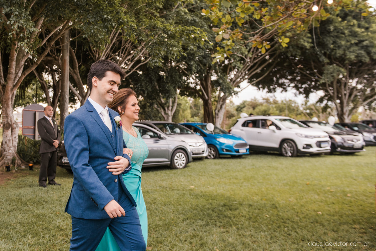 Casamento drive in realizado no Restaurante Ninho da Roxinha Nova Almeida fotógrafos de casamento em vila velha fotógrafos de casamento em vitória fotógrafos de casamento do espirito santo es com noivo noiva mini wedding na pandemia buquê vestido de noiva