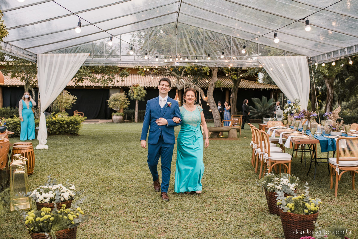 Casamento drive in realizado no Restaurante Ninho da Roxinha Nova Almeida fotógrafos de casamento em vila velha fotógrafos de casamento em vitória fotógrafos de casamento do espirito santo es com noivo noiva mini wedding na pandemia buquê vestido de noiva