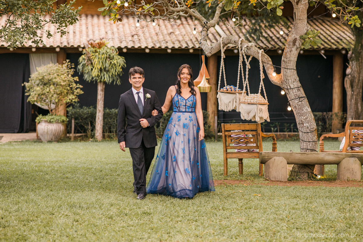 Casamento drive in realizado no Restaurante Ninho da Roxinha Nova Almeida fotógrafos de casamento em vila velha fotógrafos de casamento em vitória fotógrafos de casamento do espirito santo es com noivo noiva mini wedding na pandemia buquê vestido de noiva