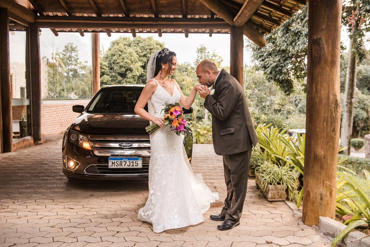 Casamento drive in realizado no Restaurante Ninho da Roxinha Nova Almeida fotógrafos de casamento em vila velha fotógrafos de casamento em vitória fotógrafos de casamento do espirito santo es com noivo noiva mini wedding na pandemia buquê vestido de noiva
