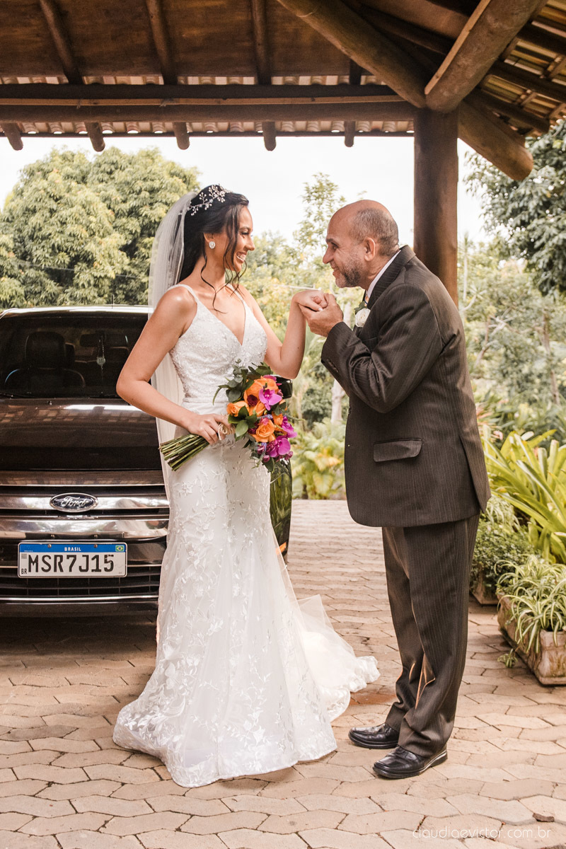 Casamento drive in realizado no Restaurante Ninho da Roxinha Nova Almeida fotógrafos de casamento em vila velha fotógrafos de casamento em vitória fotógrafos de casamento do espirito santo es com noivo noiva mini wedding na pandemia buquê vestido de noiva