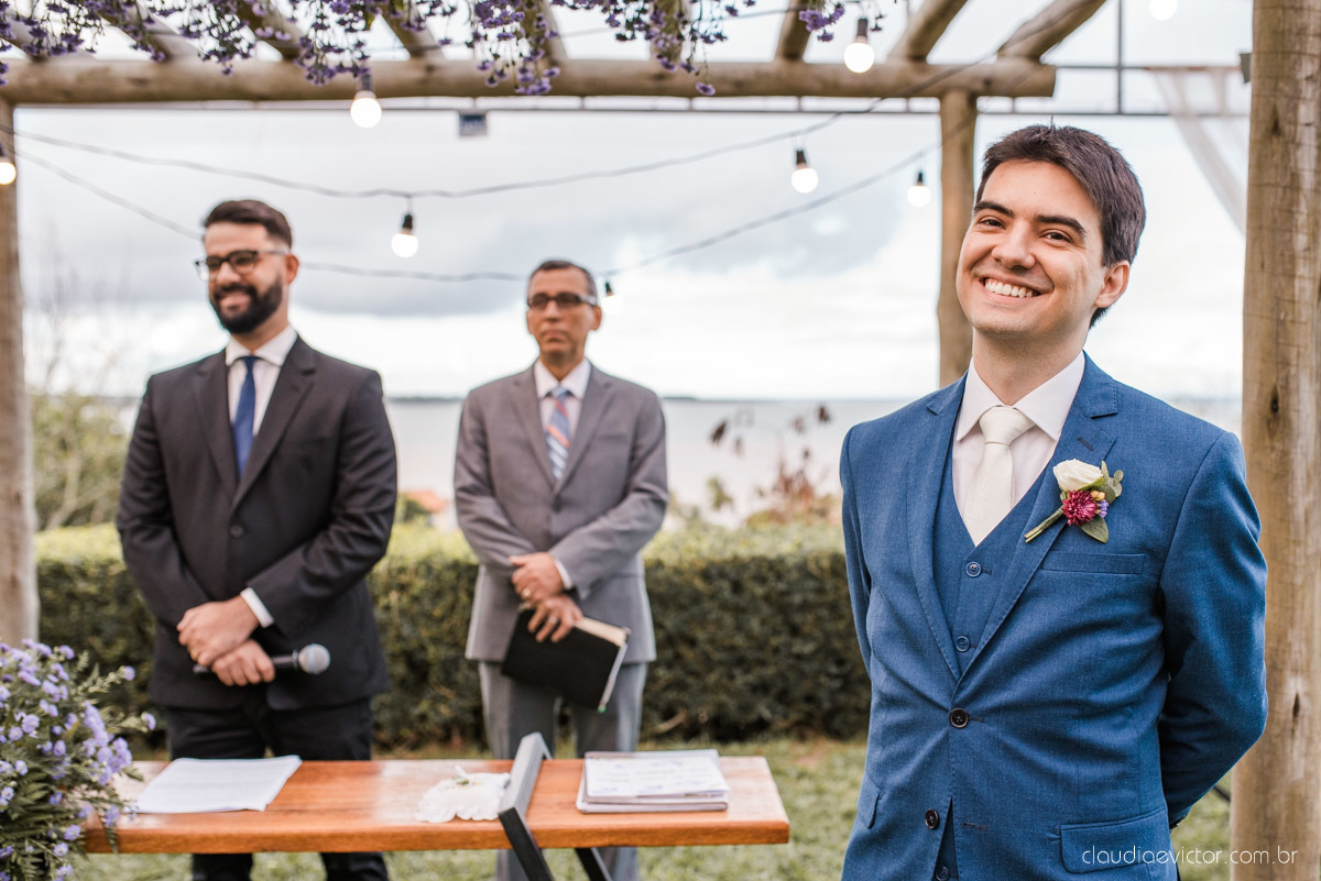 Casamento drive in realizado no Restaurante Ninho da Roxinha Nova Almeida fotógrafos de casamento em vila velha fotógrafos de casamento em vitória fotógrafos de casamento do espirito santo es com noivo noiva mini wedding na pandemia buquê vestido de noiva