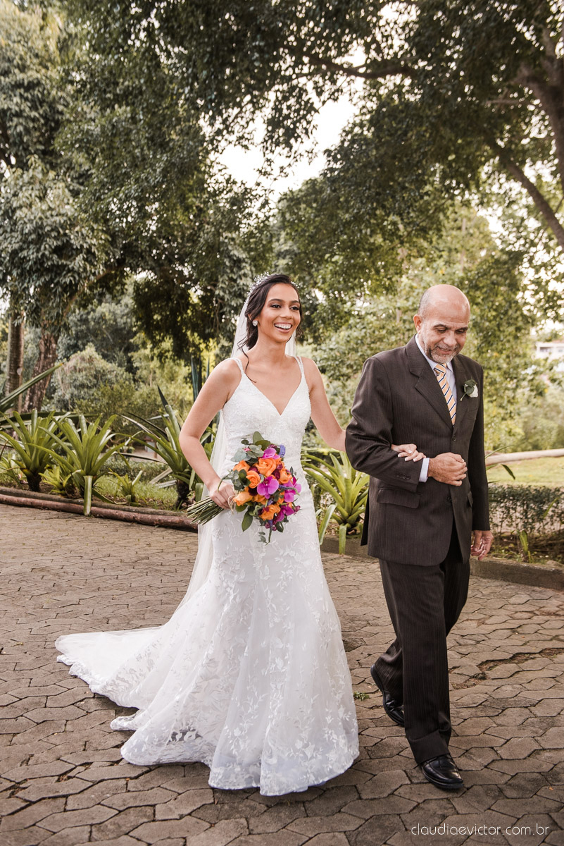 Casamento drive in realizado no Restaurante Ninho da Roxinha Nova Almeida fotógrafos de casamento em vila velha fotógrafos de casamento em vitória fotógrafos de casamento do espirito santo es com noivo noiva mini wedding na pandemia buquê vestido de noiva