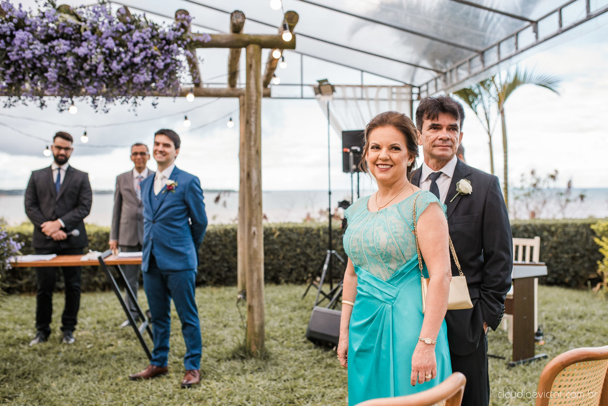 Casamento drive in realizado no Restaurante Ninho da Roxinha Nova Almeida fotógrafos de casamento em vila velha fotógrafos de casamento em vitória fotógrafos de casamento do espirito santo es com noivo noiva mini wedding na pandemia buquê vestido de noiva