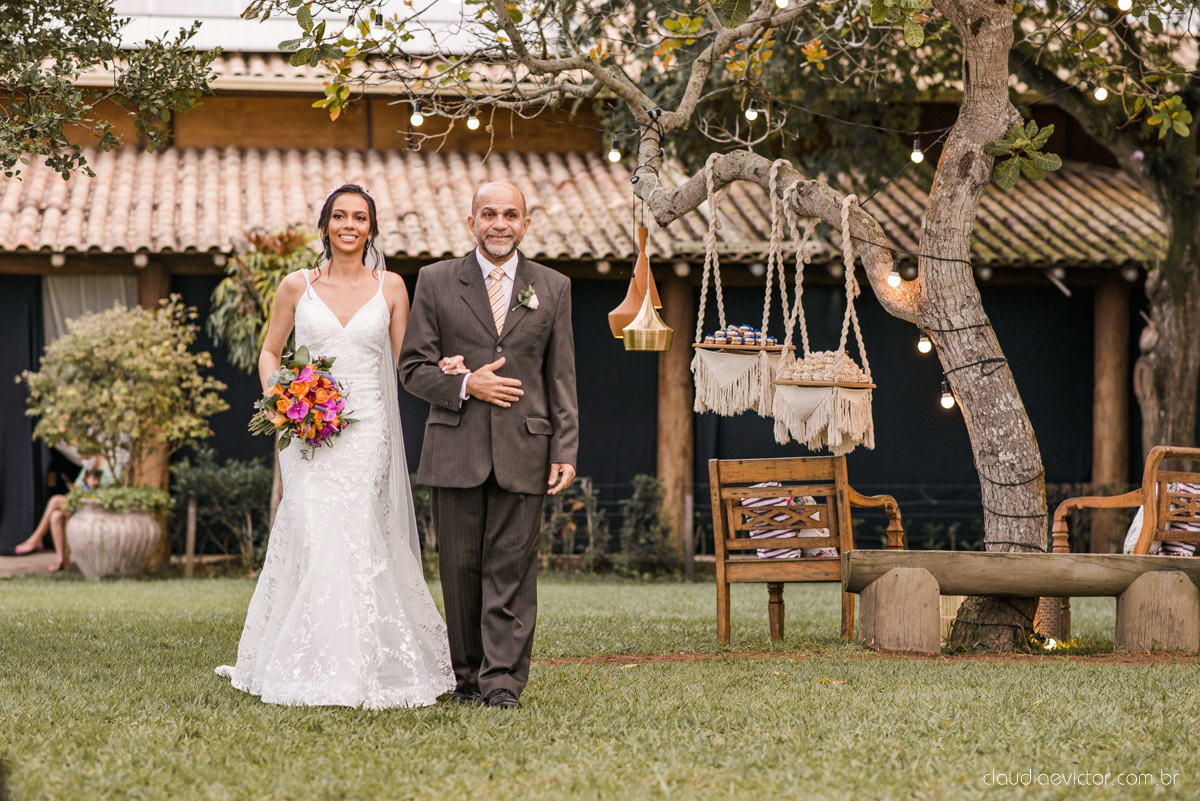 Casamento drive in realizado no Restaurante Ninho da Roxinha Nova Almeida fotógrafos de casamento em vila velha fotógrafos de casamento em vitória fotógrafos de casamento do espirito santo es com noivo noiva mini wedding na pandemia buquê vestido de noiva
