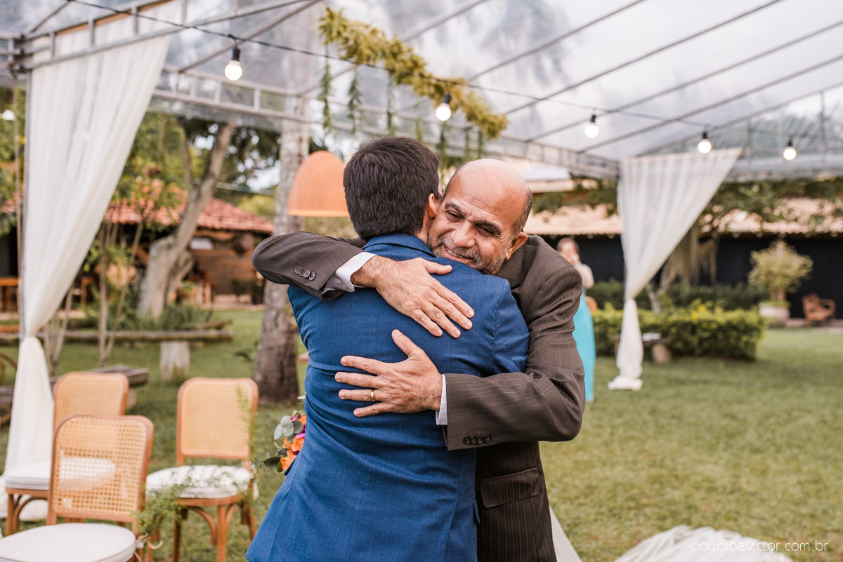 Casamento drive in realizado no Restaurante Ninho da Roxinha Nova Almeida fotógrafos de casamento em vila velha fotógrafos de casamento em vitória fotógrafos de casamento do espirito santo es com noivo noiva mini wedding na pandemia buquê vestido de noiva