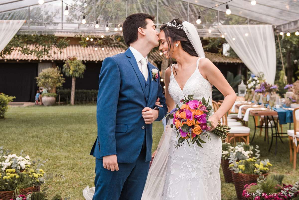 Casamento drive in realizado no Restaurante Ninho da Roxinha Nova Almeida fotógrafos de casamento em vila velha fotógrafos de casamento em vitória fotógrafos de casamento do espirito santo es com noivo noiva mini wedding na pandemia buquê vestido de noiva