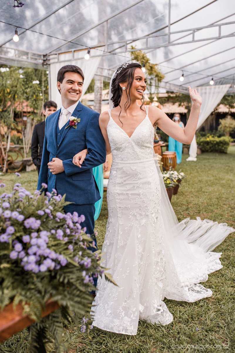 Casamento drive in realizado no Restaurante Ninho da Roxinha Nova Almeida fotógrafos de casamento em vila velha fotógrafos de casamento em vitória fotógrafos de casamento do espirito santo es com noivo noiva mini wedding na pandemia buquê vestido de noiva
