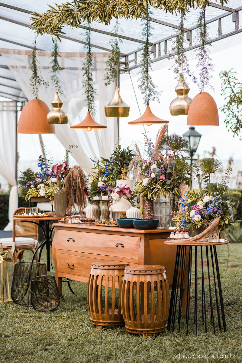 Casamento drive in realizado no Restaurante Ninho da Roxinha Nova Almeida fotógrafos de casamento em vila velha fotógrafos de casamento em vitória fotógrafos de casamento do espirito santo es com noivo noiva mini wedding na pandemia buquê vestido de noiva