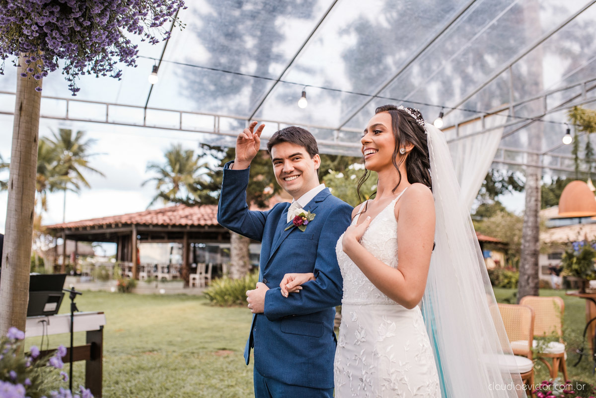 Casamento drive in realizado no Restaurante Ninho da Roxinha Nova Almeida fotógrafos de casamento em vila velha fotógrafos de casamento em vitória fotógrafos de casamento do espirito santo es com noivo noiva mini wedding na pandemia buquê vestido de noiva