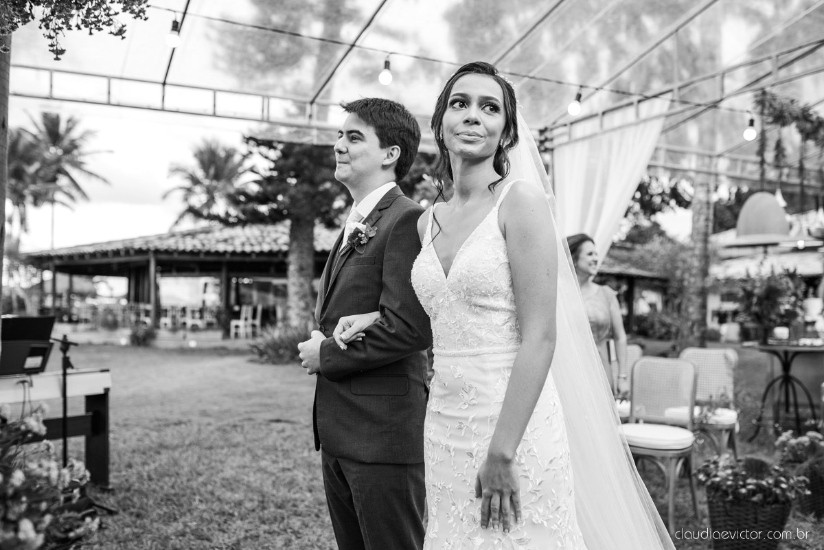 Casamento drive in realizado no Restaurante Ninho da Roxinha Nova Almeida fotógrafos de casamento em vila velha fotógrafos de casamento em vitória fotógrafos de casamento do espirito santo es com noivo noiva mini wedding na pandemia buquê vestido de noiva