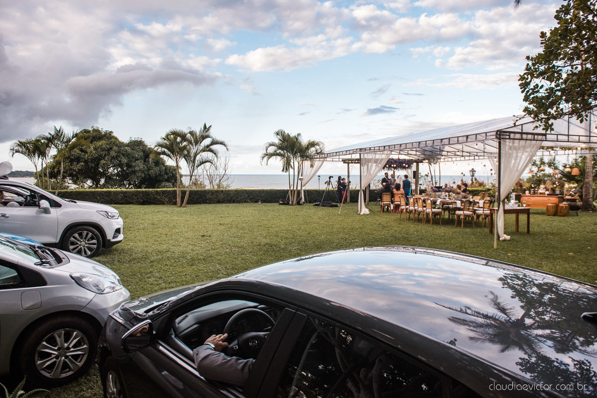 Casamento drive in realizado no Restaurante Ninho da Roxinha Nova Almeida fotógrafos de casamento em vila velha fotógrafos de casamento em vitória fotógrafos de casamento do espirito santo es com noivo noiva mini wedding na pandemia buquê vestido de noiva