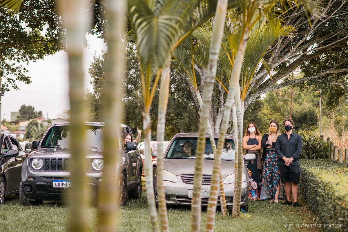 Casamento drive in realizado no Restaurante Ninho da Roxinha Nova Almeida fotógrafos de casamento em vila velha fotógrafos de casamento em vitória fotógrafos de casamento do espirito santo es com noivo noiva mini wedding na pandemia buquê vestido de noiva