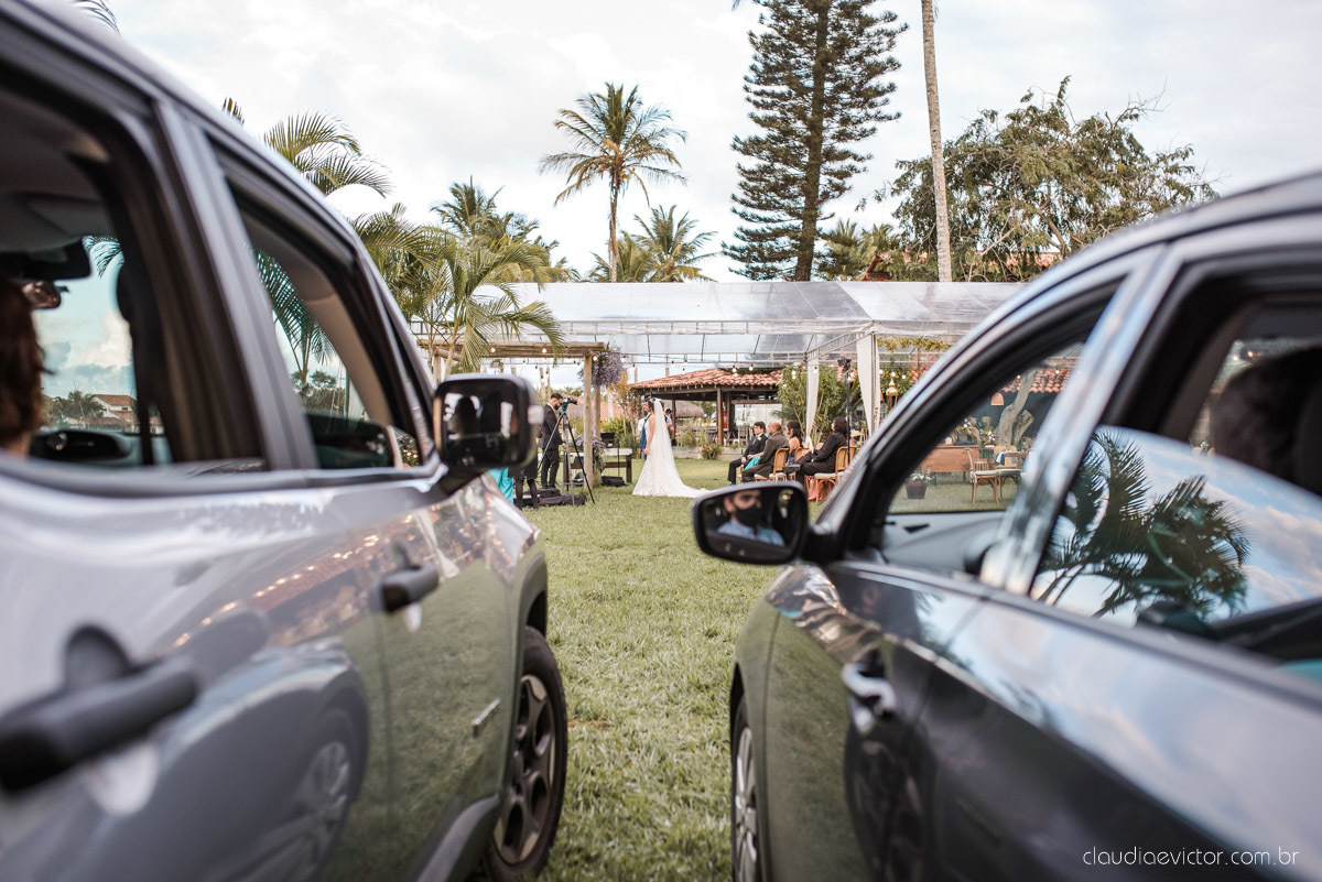 Casamento drive in realizado no Restaurante Ninho da Roxinha Nova Almeida fotógrafos de casamento em vila velha fotógrafos de casamento em vitória fotógrafos de casamento do espirito santo es com noivo noiva mini wedding na pandemia buquê vestido de noiva