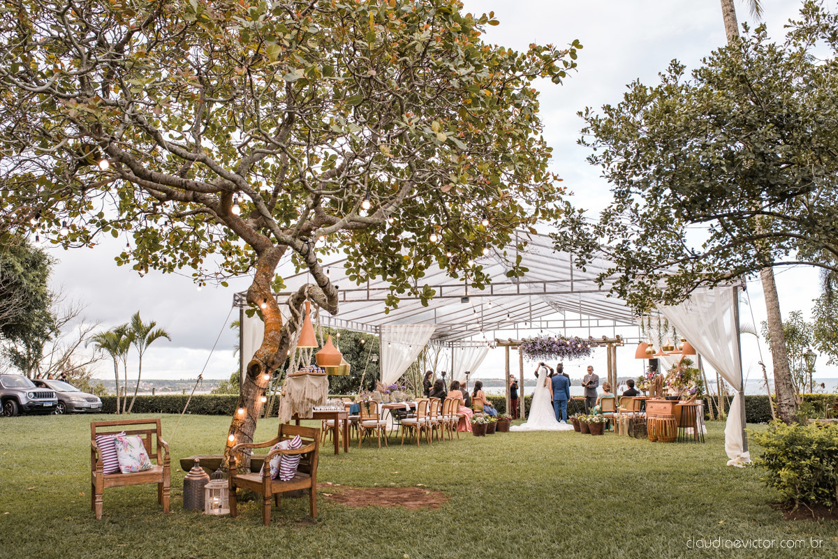 Casamento drive in realizado no Restaurante Ninho da Roxinha Nova Almeida fotógrafos de casamento em vila velha fotógrafos de casamento em vitória fotógrafos de casamento do espirito santo es com noivo noiva mini wedding na pandemia buquê vestido de noiva