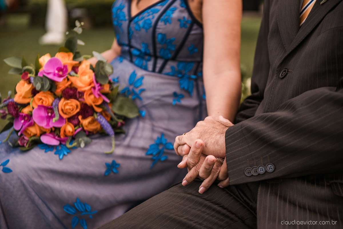 Casamento drive in realizado no Restaurante Ninho da Roxinha Nova Almeida fotógrafos de casamento em vila velha fotógrafos de casamento em vitória fotógrafos de casamento do espirito santo es com noivo noiva mini wedding na pandemia buquê vestido de noiva