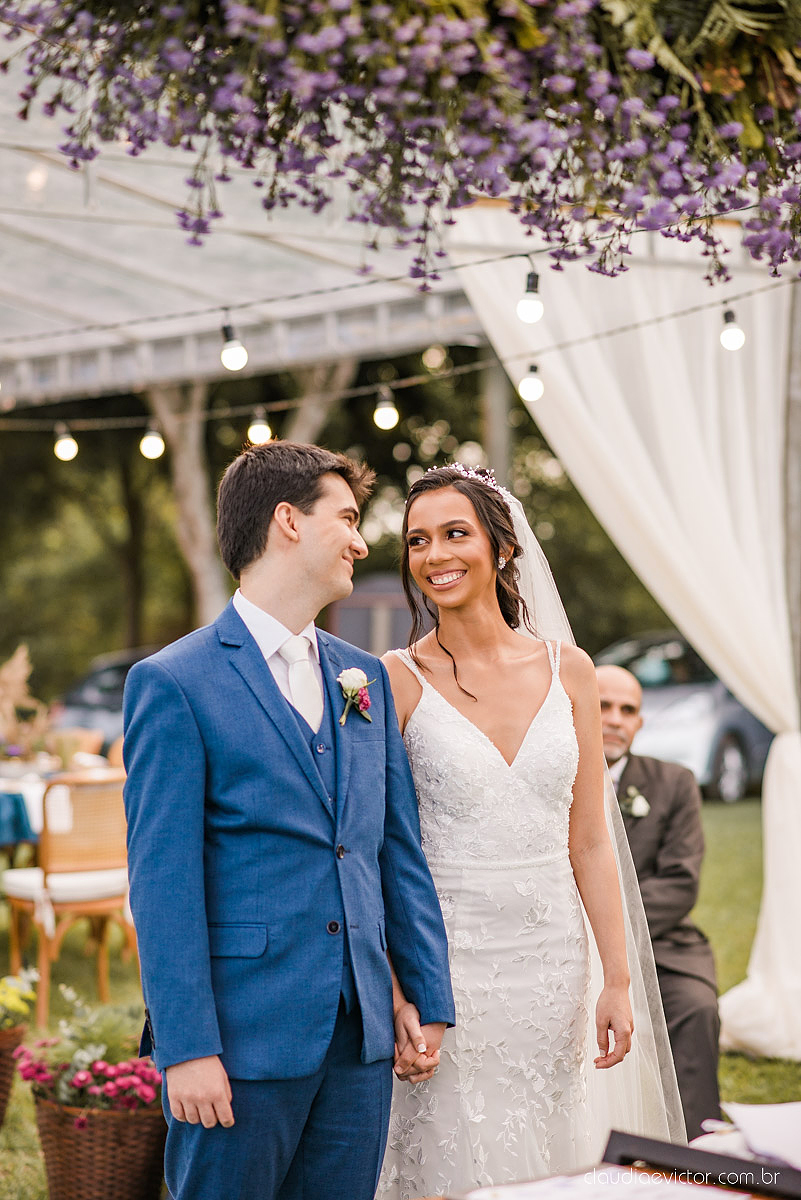 Casamento drive in realizado no Restaurante Ninho da Roxinha Nova Almeida fotógrafos de casamento em vila velha fotógrafos de casamento em vitória fotógrafos de casamento do espirito santo es com noivo noiva mini wedding na pandemia buquê vestido de noiva