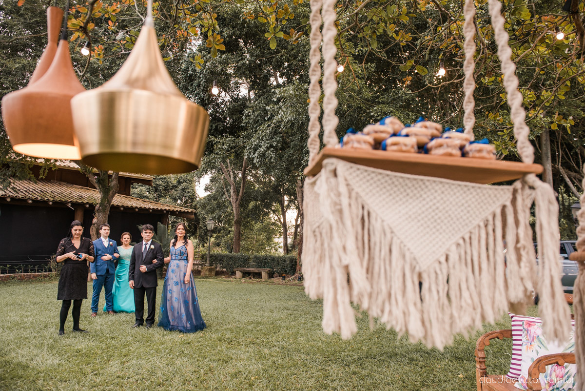 Casamento drive in realizado no Restaurante Ninho da Roxinha Nova Almeida fotógrafos de casamento em vila velha fotógrafos de casamento em vitória fotógrafos de casamento do espirito santo es com noivo noiva mini wedding na pandemia buquê vestido de noiva