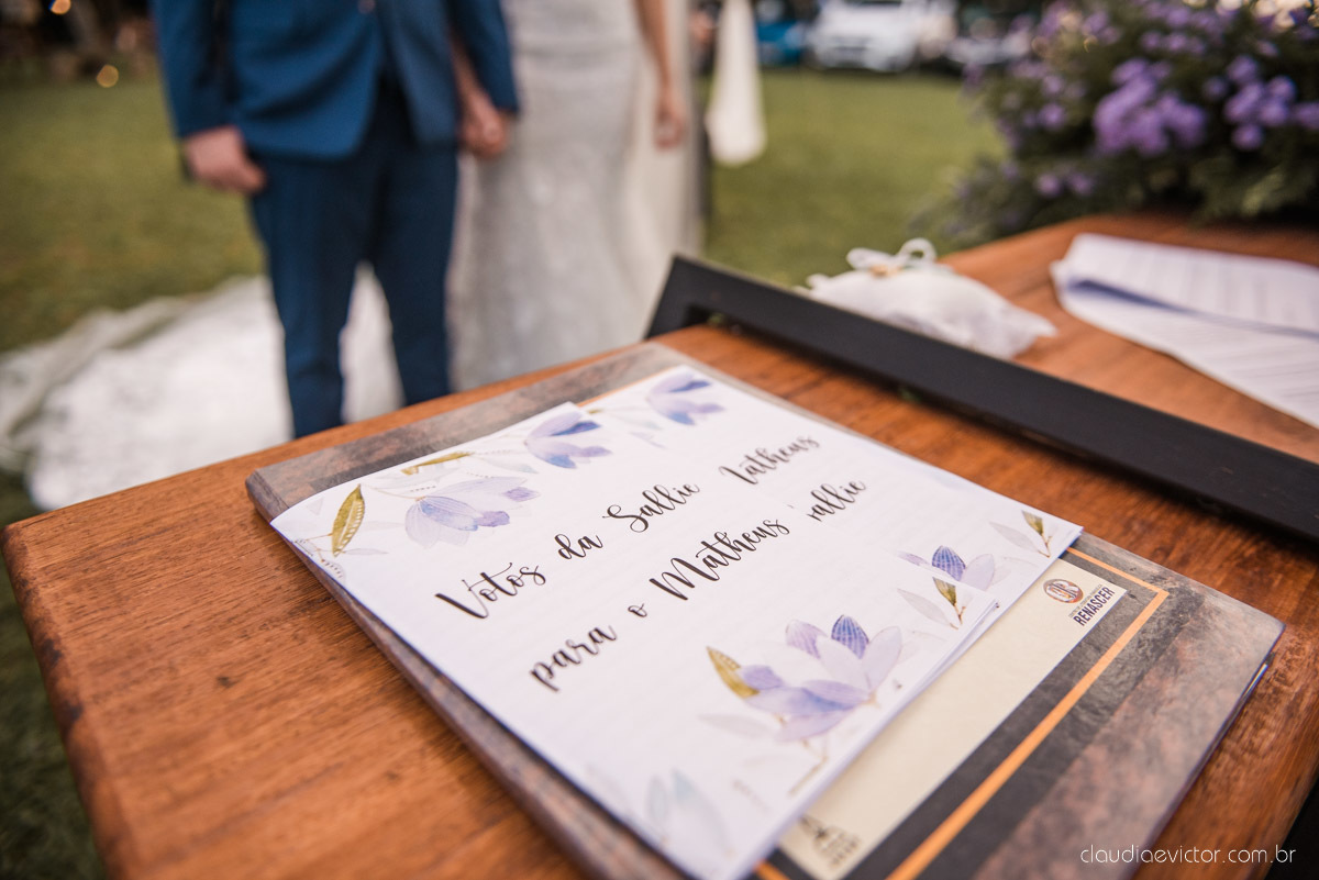 Casamento drive in realizado no Restaurante Ninho da Roxinha Nova Almeida fotógrafos de casamento em vila velha fotógrafos de casamento em vitória fotógrafos de casamento do espirito santo es com noivo noiva mini wedding na pandemia buquê vestido de noiva
