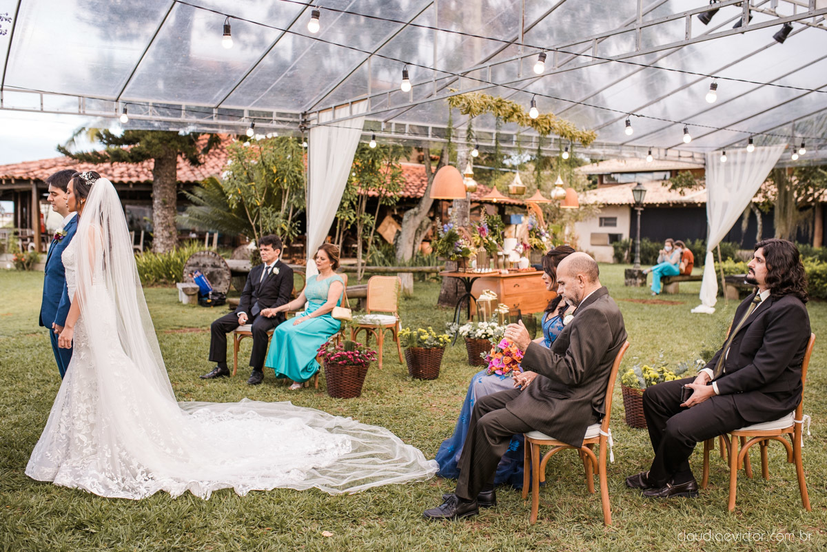 Casamento drive in realizado no Restaurante Ninho da Roxinha Nova Almeida fotógrafos de casamento em vila velha fotógrafos de casamento em vitória fotógrafos de casamento do espirito santo es com noivo noiva mini wedding na pandemia buquê vestido de noiva