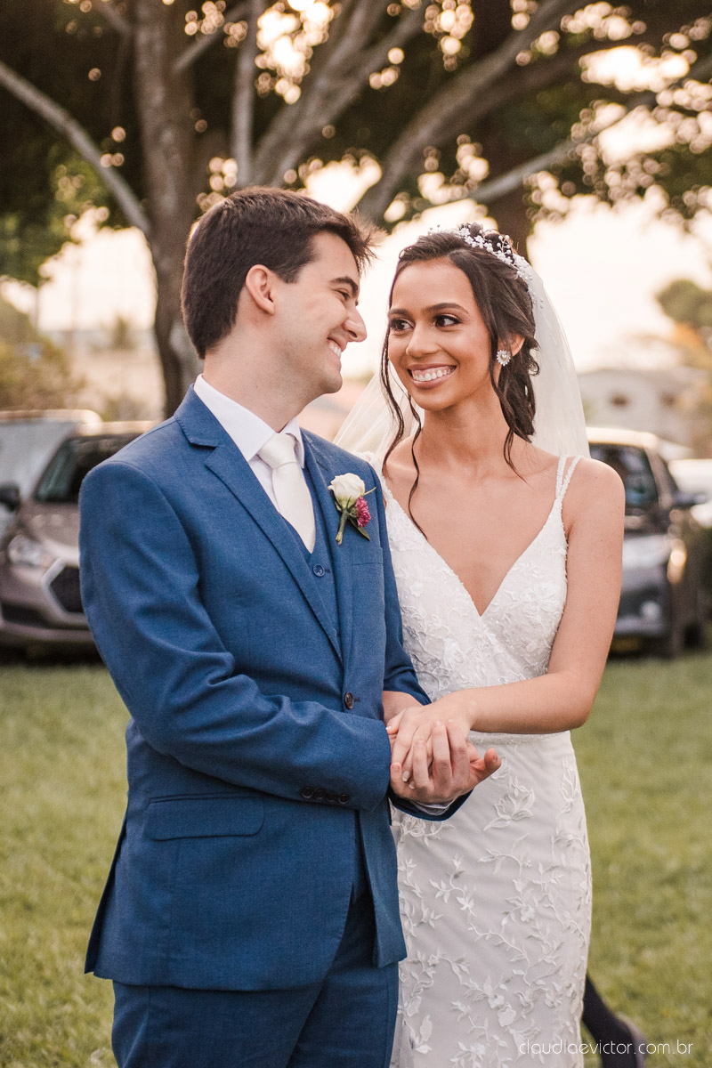 Casamento drive in realizado no Restaurante Ninho da Roxinha Nova Almeida fotógrafos de casamento em vila velha fotógrafos de casamento em vitória fotógrafos de casamento do espirito santo es com noivo noiva mini wedding na pandemia buquê vestido de noiva