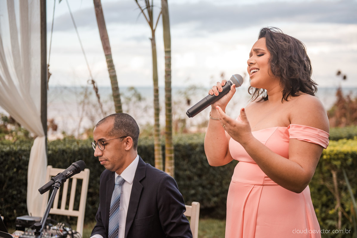 Casamento drive in realizado no Restaurante Ninho da Roxinha Nova Almeida fotógrafos de casamento em vila velha fotógrafos de casamento em vitória fotógrafos de casamento do espirito santo es com noivo noiva mini wedding na pandemia buquê vestido de noiva