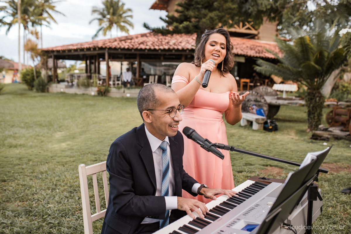 Casamento drive in realizado no Restaurante Ninho da Roxinha Nova Almeida fotógrafos de casamento em vila velha fotógrafos de casamento em vitória fotógrafos de casamento do espirito santo es com noivo noiva mini wedding na pandemia buquê vestido de noiva